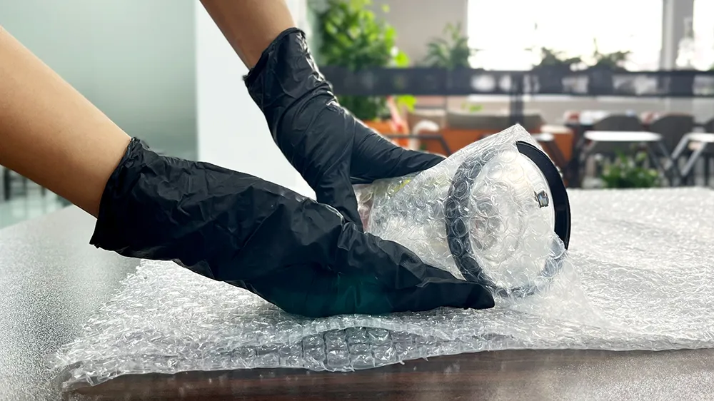 The beaker bong that packaging with bubble wrap